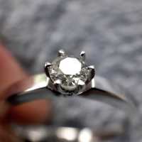 Продам новое кольцо с бриллиантом 0.2 крт