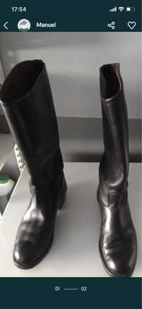 Botas em pele n. 40