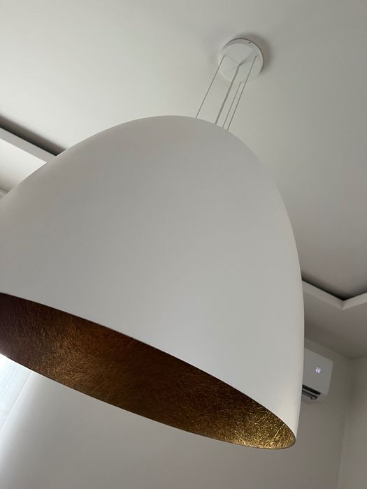 Biała duża nowoczesna lampa