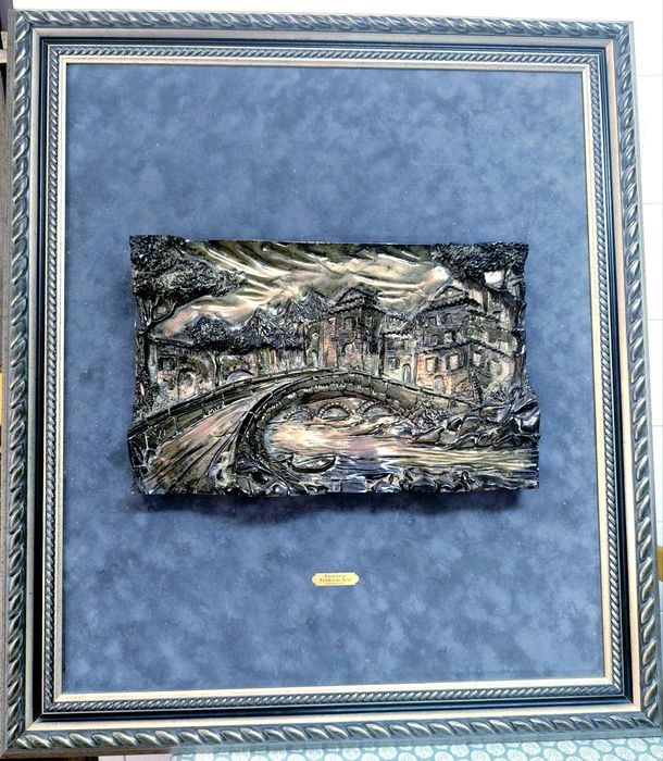 Quadro em veludo, com escultura em bronze, certificado, como novo