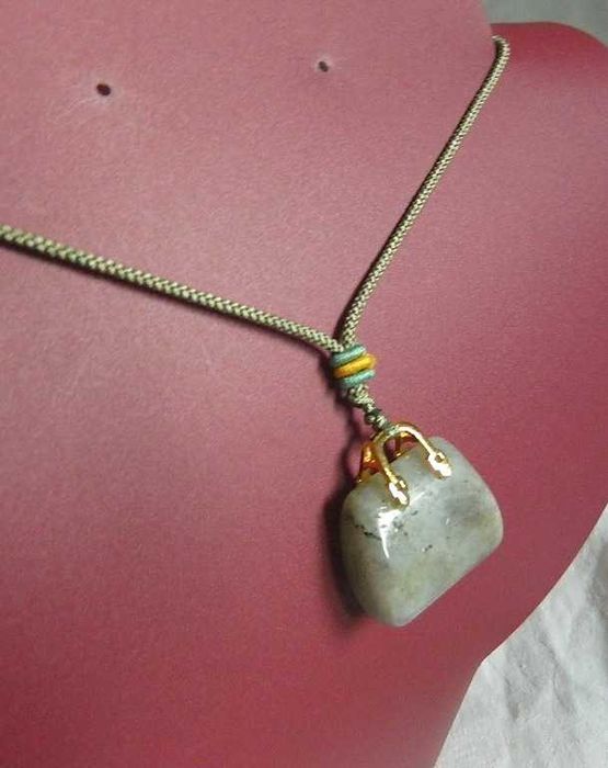 Labradoryt - kamień transformacji, wisiorek torebka