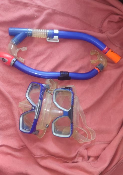 Подаються маски і трубки для занурення Technisub