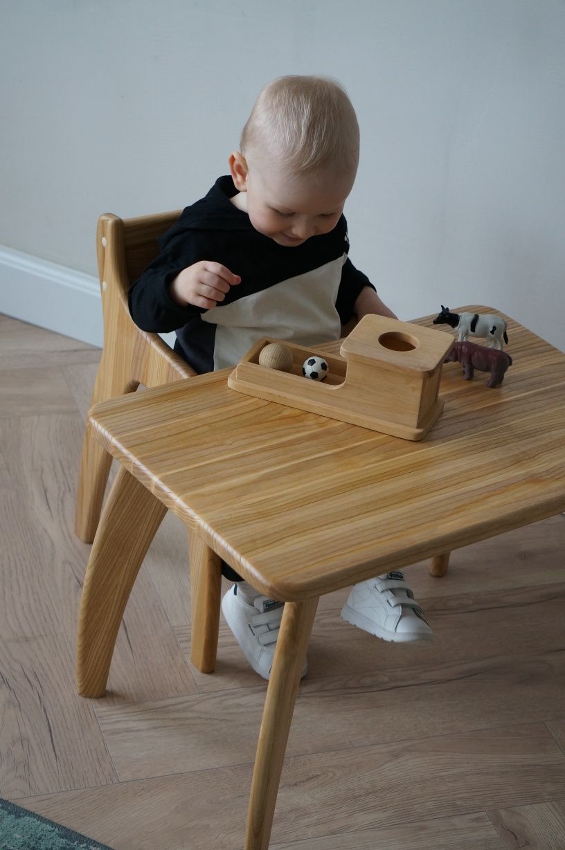 Дитячий стіл та стілець з дерева
