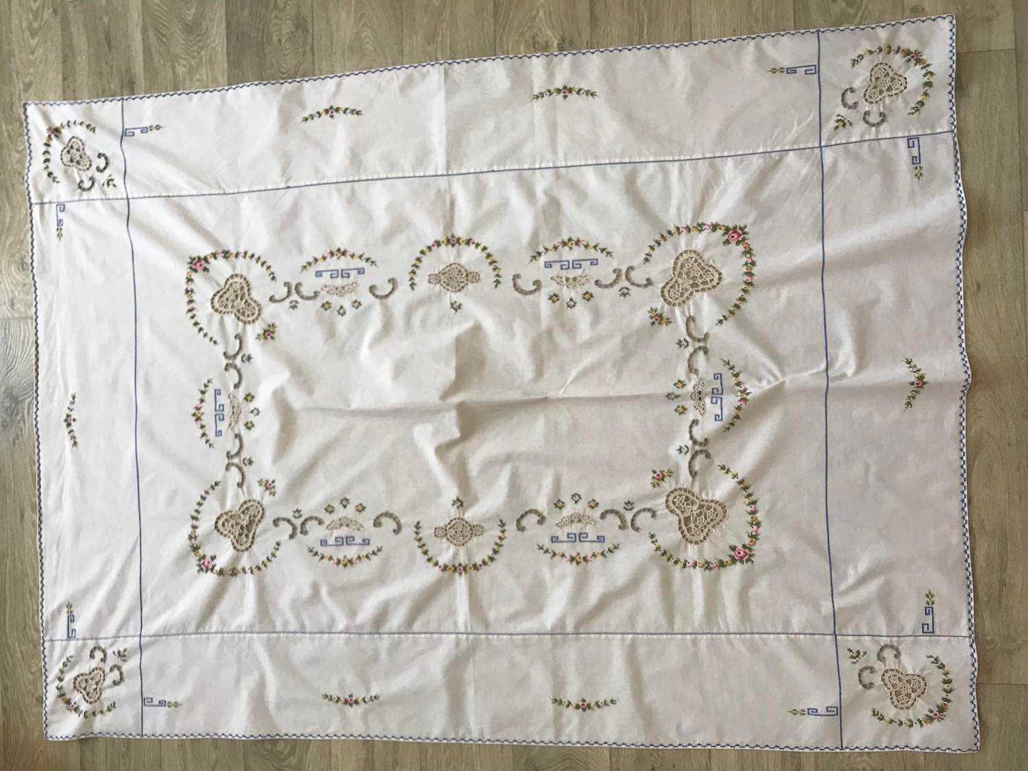 Скатерть белая ручная вышивка крестиком и ришелье  Нand-made