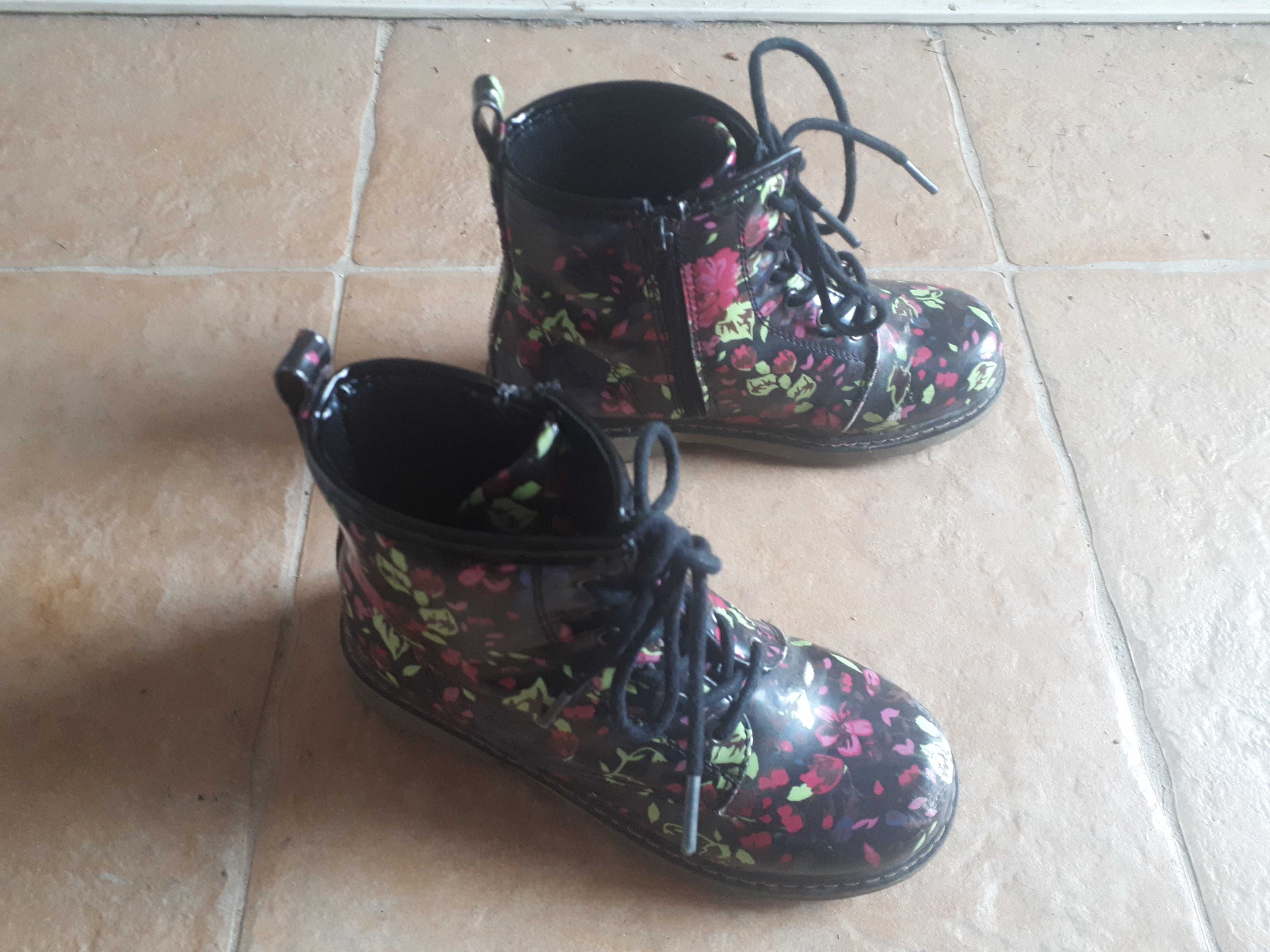 Botki Friboo w różany wzór