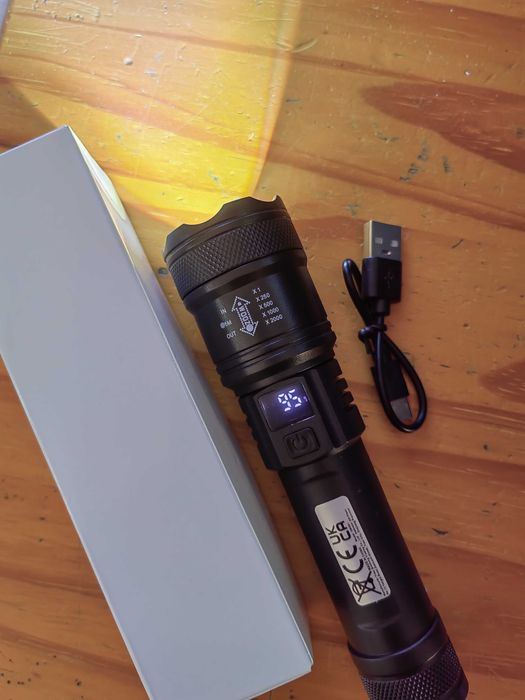 Akumulatorowa latarka LED z zoomem i wyświetlaczem LCD