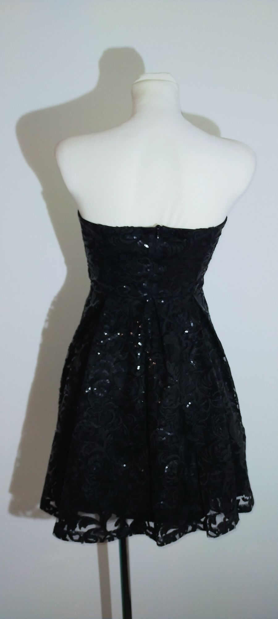 Sukienka rozkloszowana czarna błyszcząca cekiny 34 XS 36 S bez ramiącz