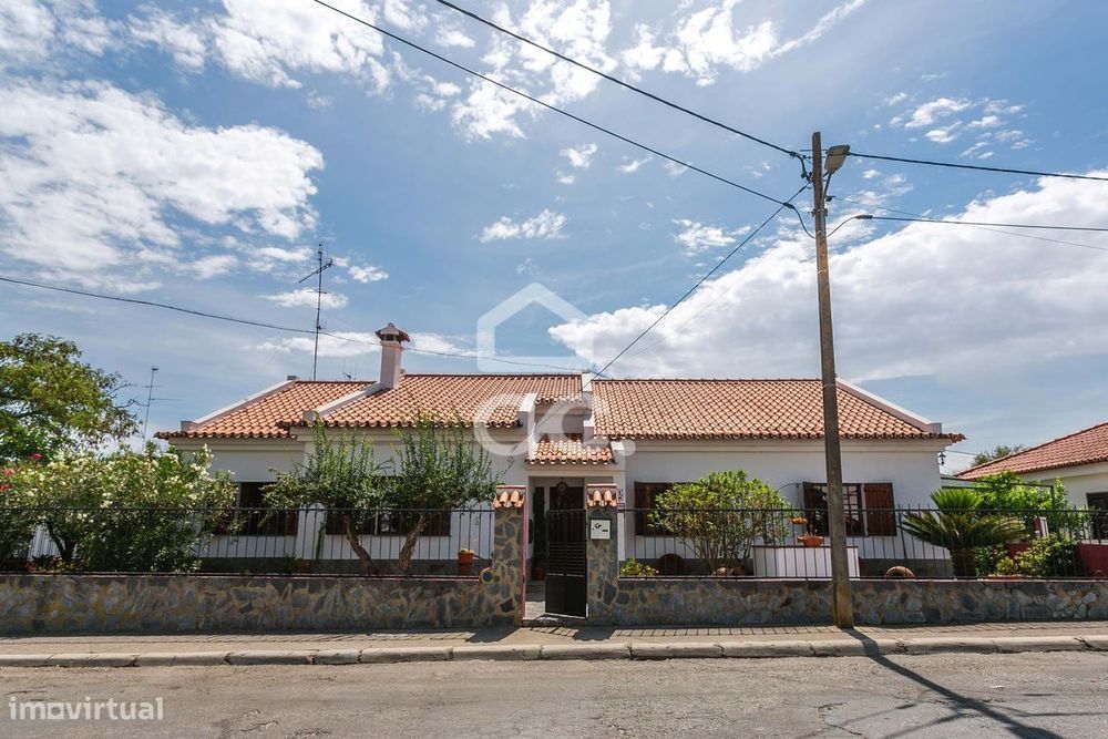 Moradia T5, com vista para o Castelo de Mourão