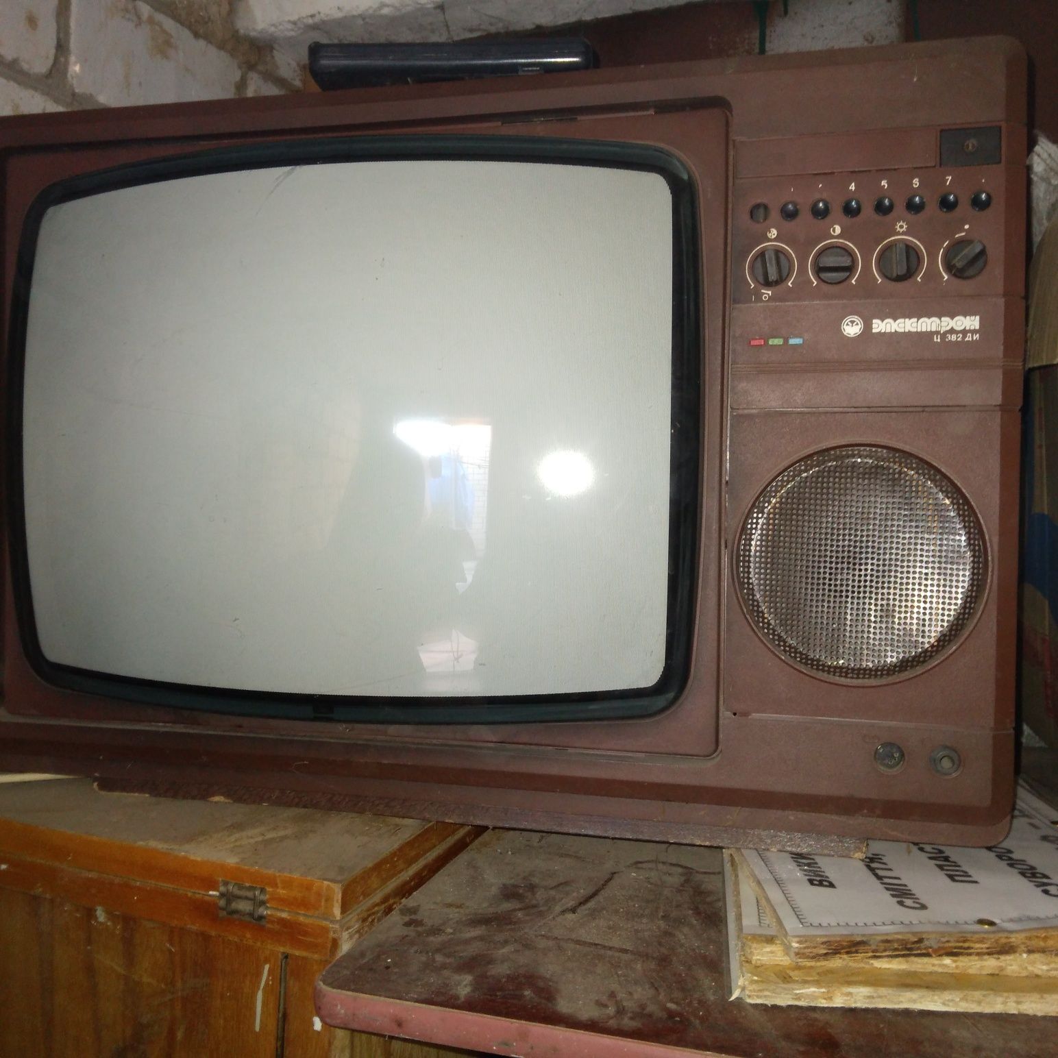 Продам телевізор в робочому стані кольоровий на пульті