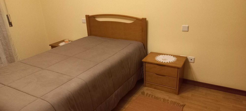 VENDO Mobília de quarto de solteiro em pinho. Corpo e meio