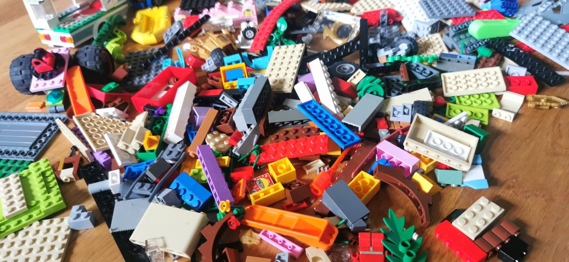 Mix klocków LEGO ~1,5 kg – pojazdy, płytki, minifigurki, różnorodne