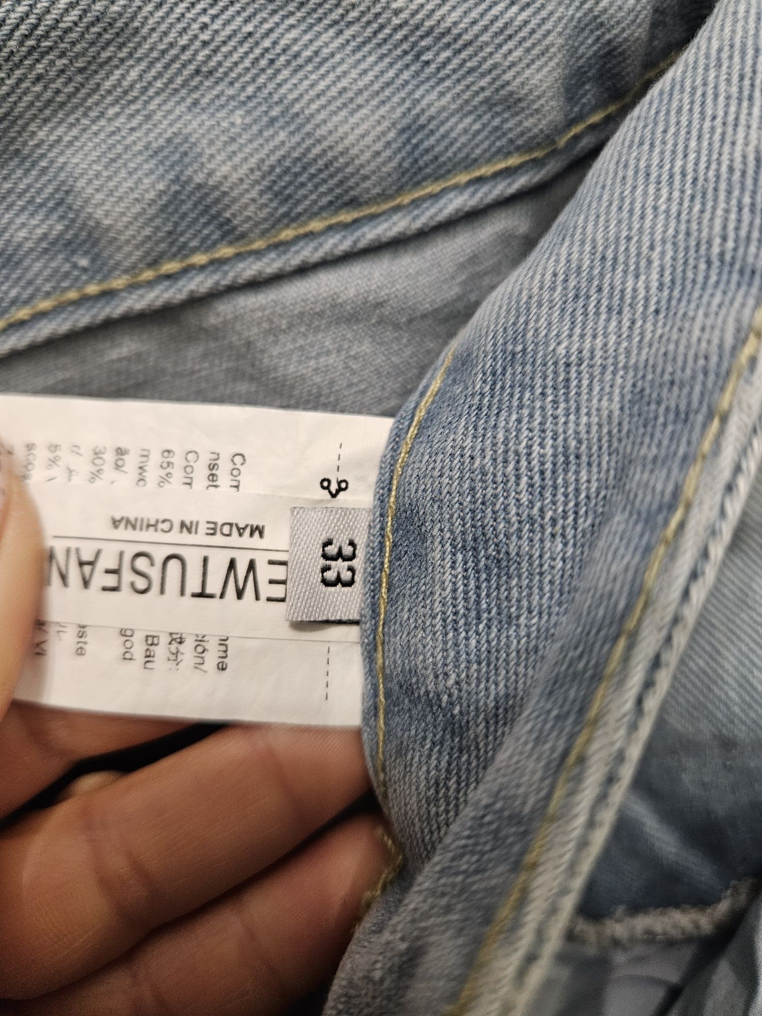 Jasne męskie jeansy