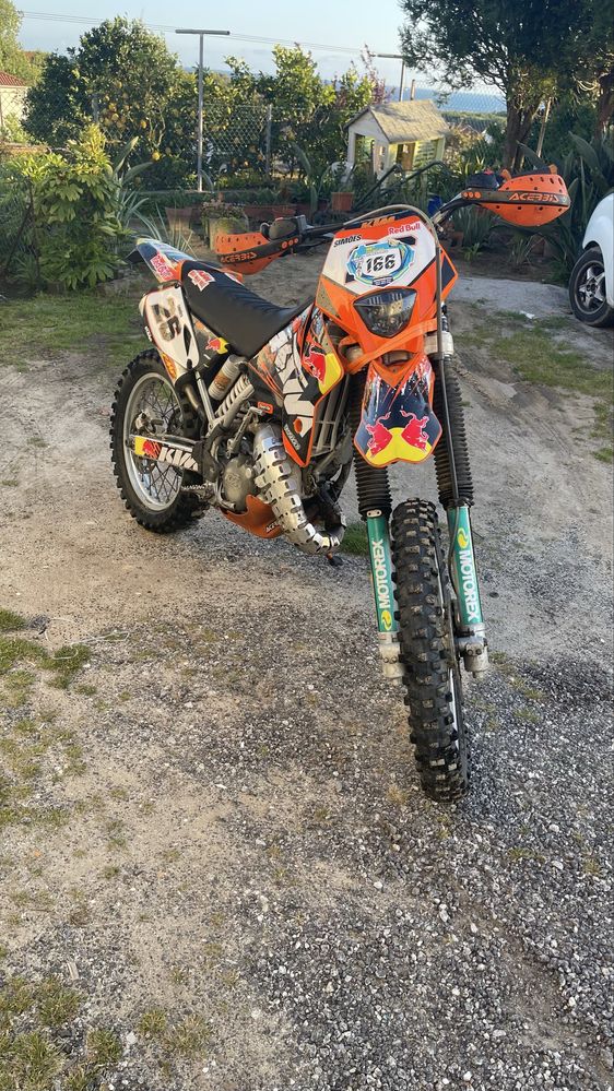KTM exc 125cc conduzida com carta de carro