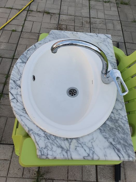 Продам раковину умивальник з краном та стільницею з мармуру та панеллю
