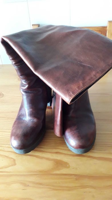 Botas em pele de cano alto