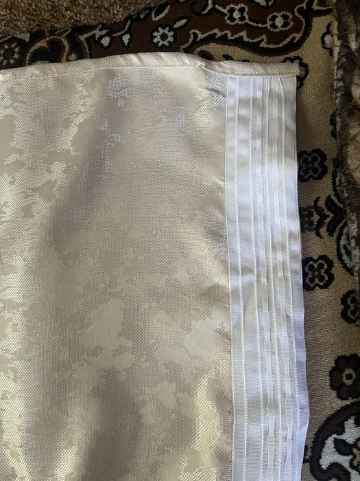 Штори нові підшиті.