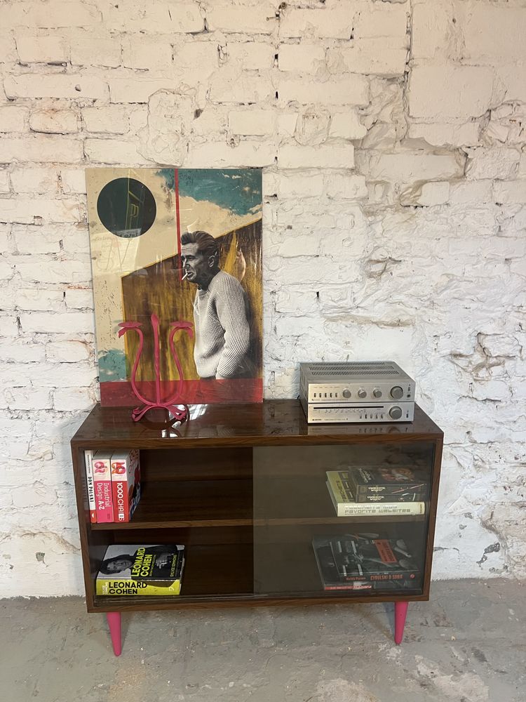 Biblioteczka witryna na rozowych toczonych nogach prl vintage retro