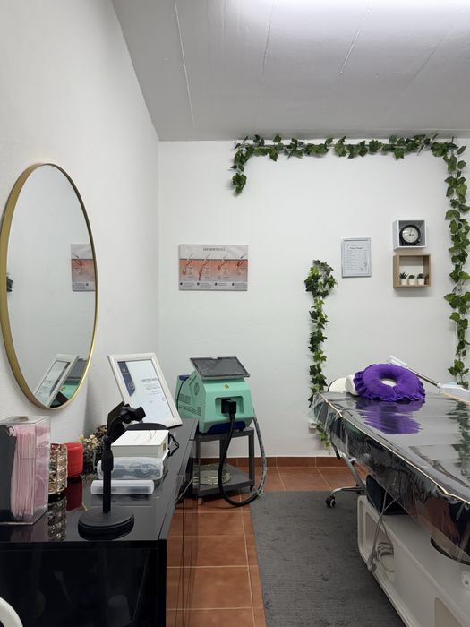 Sala equipada para prestação de serviços de depilação a laser