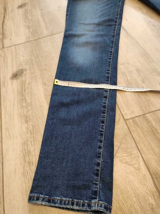 Spodnie damskie Jeasny marki GUESS  r. 28/32 "curve x Straight"