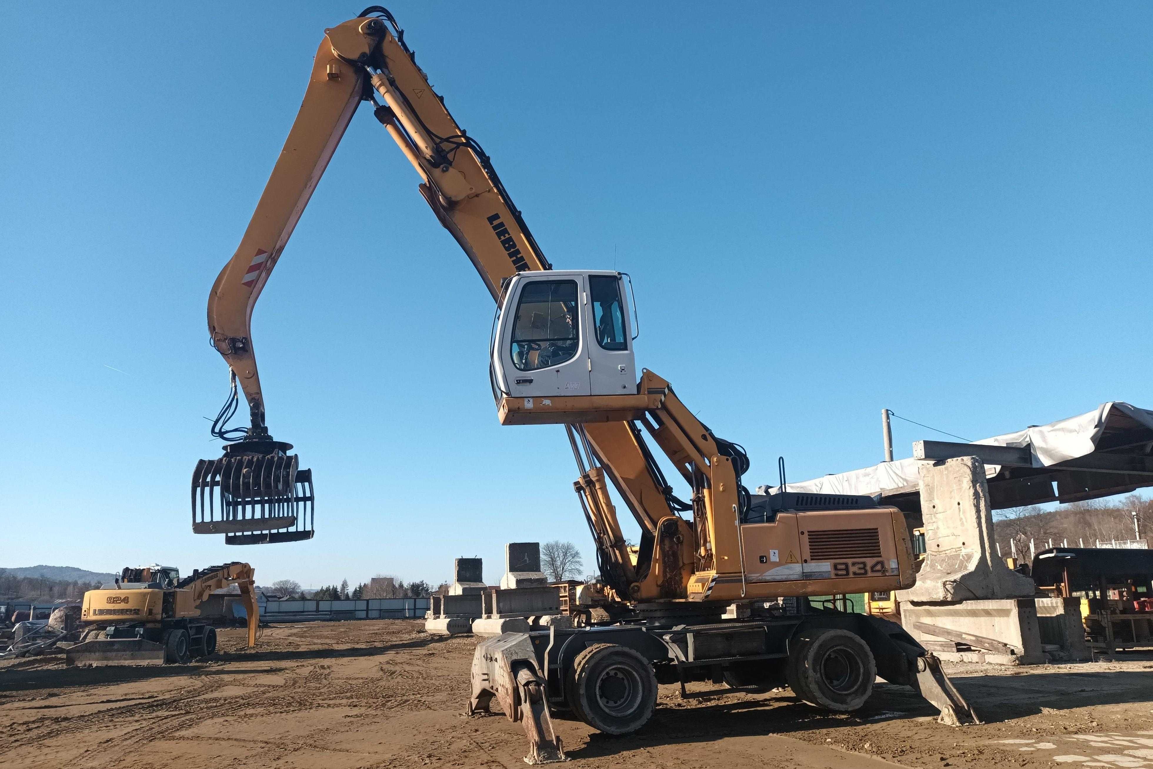 Koparka przeładunkowa Liebherr A934C. Żuraw. Chwytak. Wyburzenia