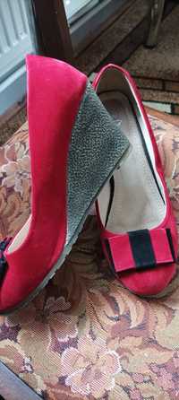 Czerwone zamszowe  na koturnie buty