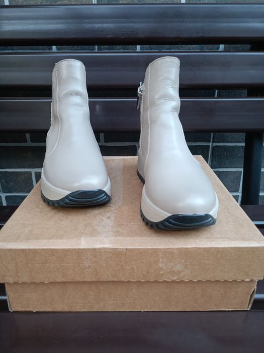 Нові шкіряні демісезонні черевики (р.37).