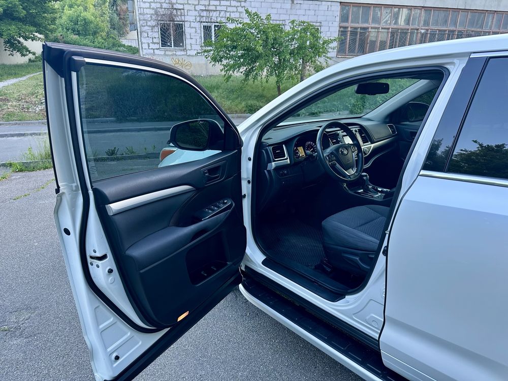 Toyota Highlander (можливий обмін на квартиру)