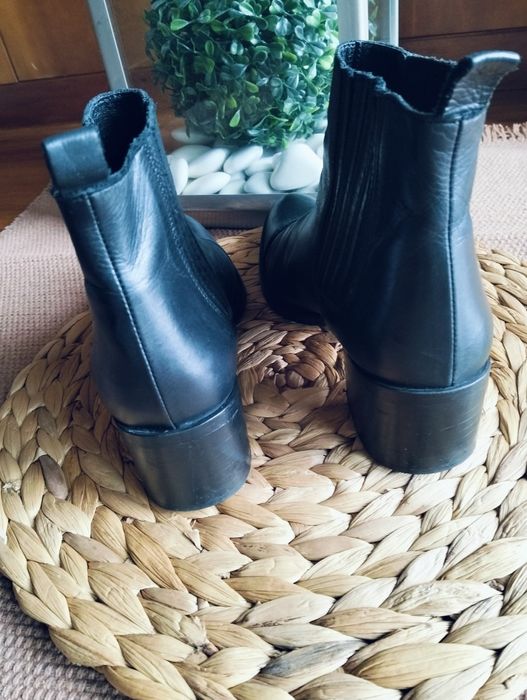 Botins pretos em pele