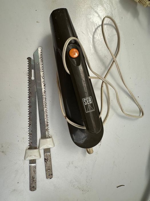 Vendo 2 varinhas mágicas e uma serra de pão elétricas