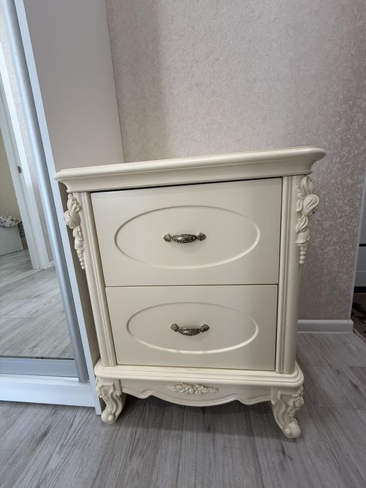 Продам тумбу из натурального дерева,Италия.