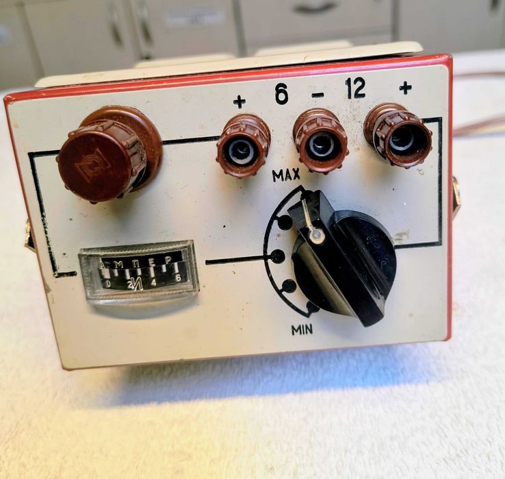 Prostownik akumulatorowy z regulacją 6V / 12V, stan bardzo dobry