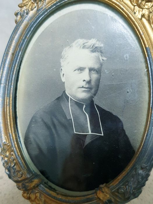Antiga moldura D. Maria em antimónio dourado