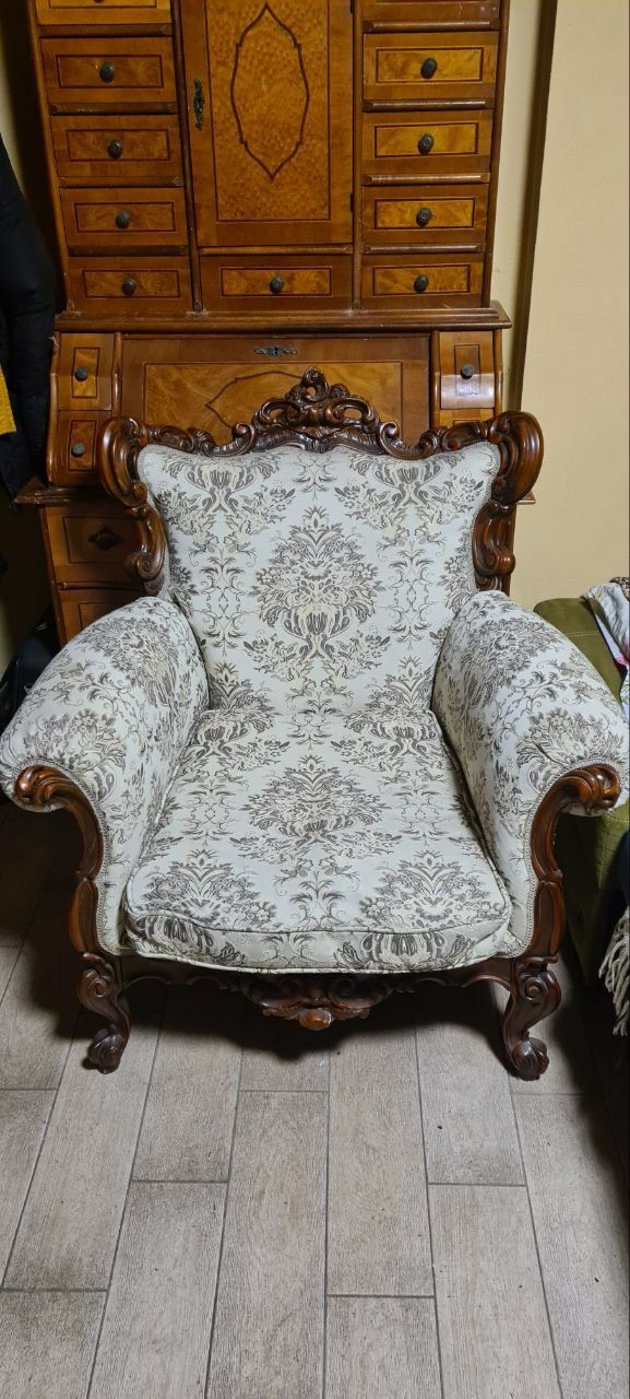 Продам диван та крісло в стилі бароко в гарному стані.