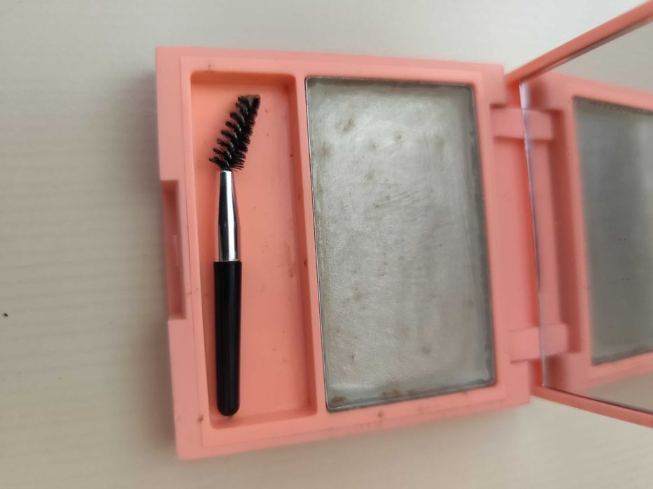 Mydełko utrwalające do brwi Essence