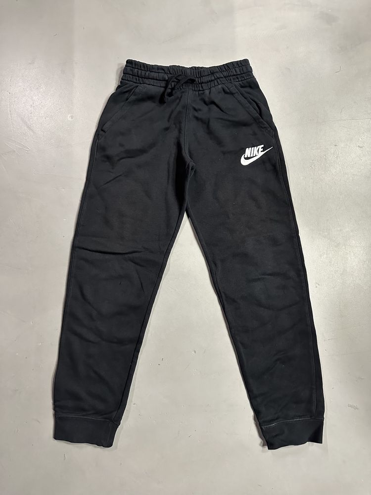 Nike spodnie dresowe 134-146