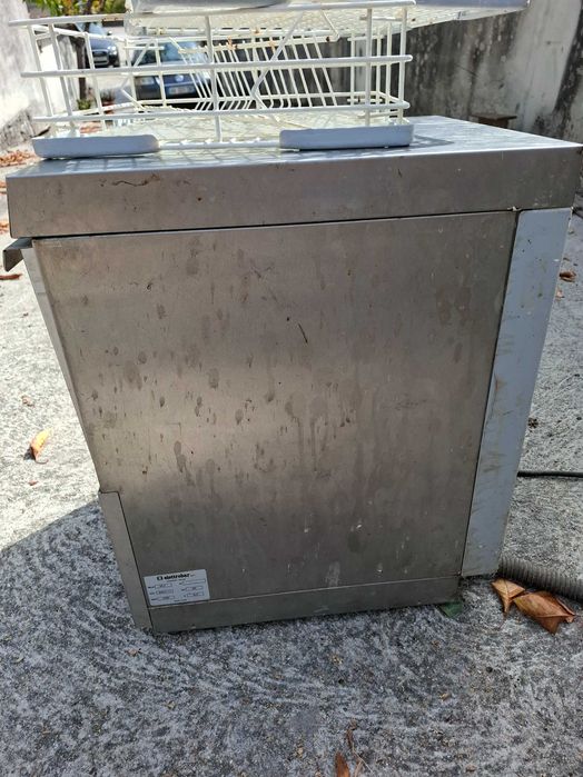 Maquina de lavar chavenas e copos para café