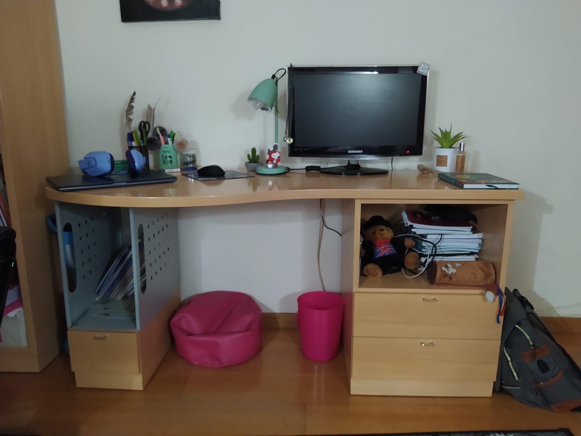 Cama + secretária + estantes
