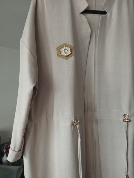 Piękna jasna narzutka damska