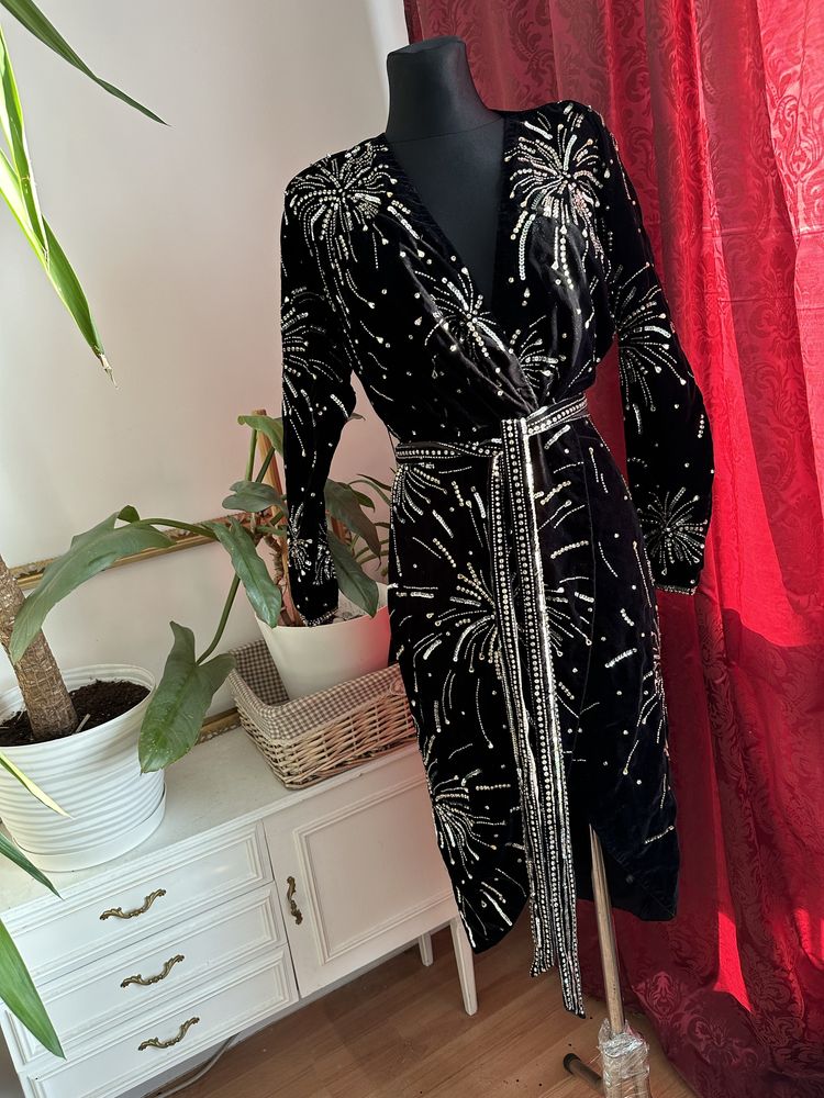 aksamitna sukienka midi kopertowa cekinowa zdobiona  36 s asos luxe