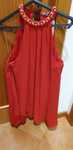 Vestido vermelho curto com gola com pérolas