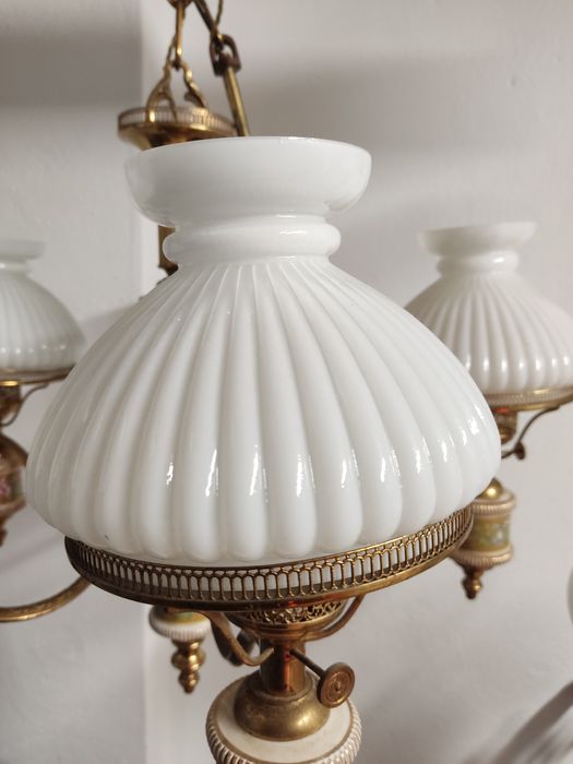 Elegante candeeiro com vidro e porcelana