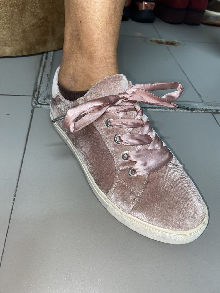 Sapatos cor-de-rosa de Veludo