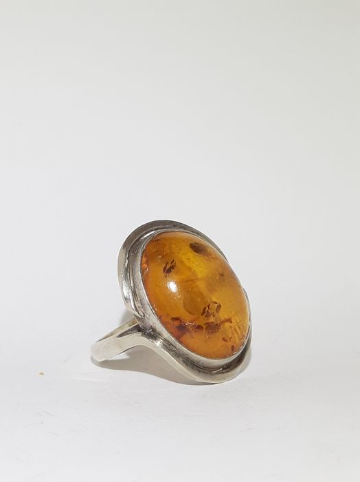 Srebrny pierścionek z bursztynem