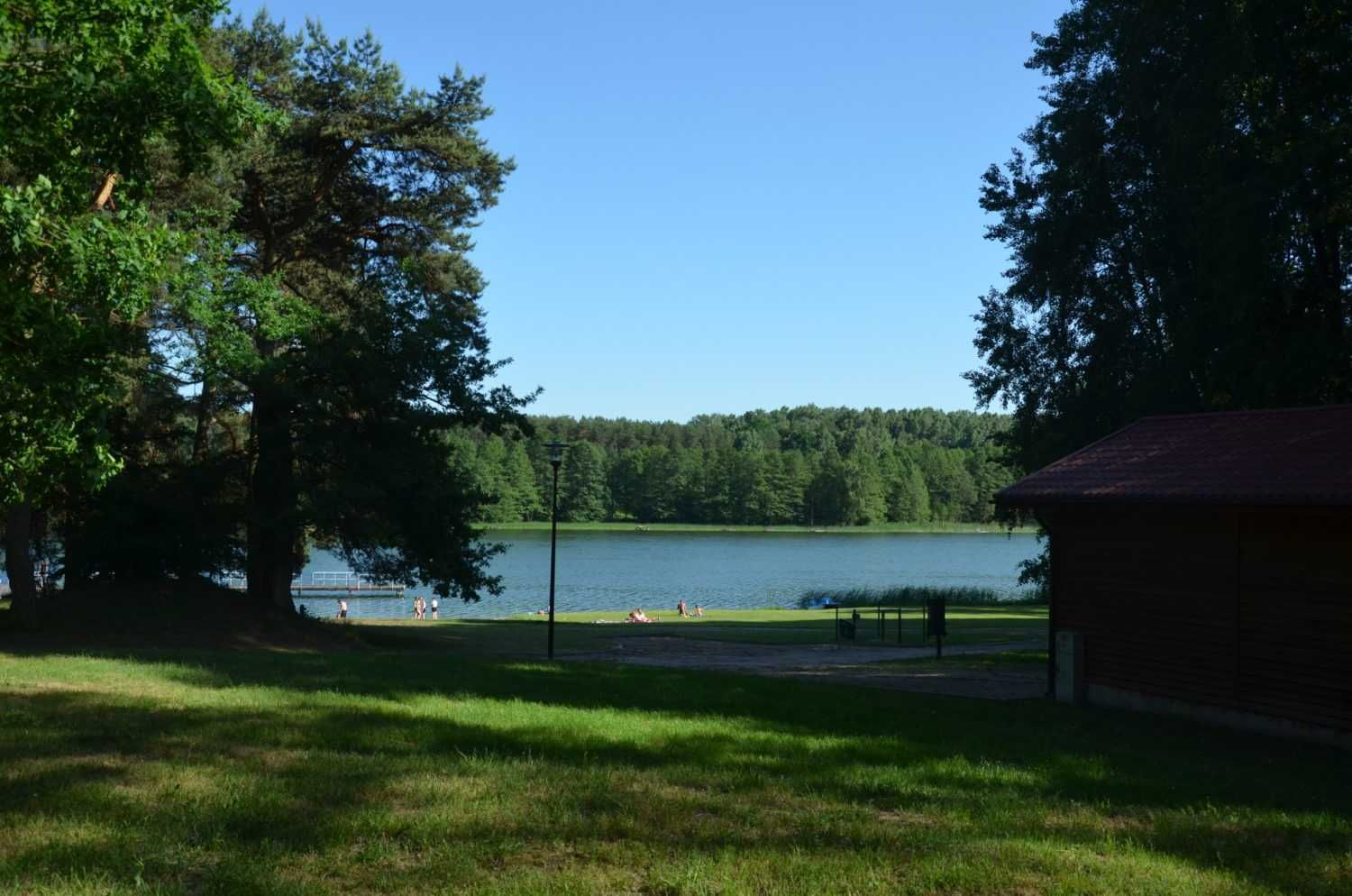 Domek letniskowy nad jeziorem na dużej działce ogrodzonej