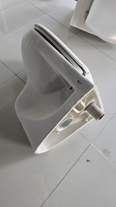 2 Sanitas Roca sem uso apenas foram montadas