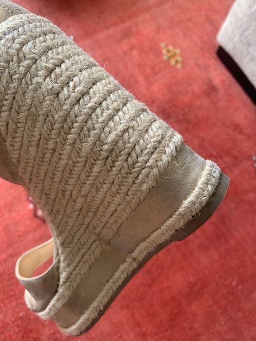 Sandalias de pele em cunha. Douradas
