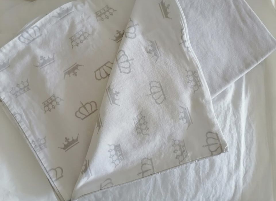 Zestaw pościeli w korony i kołderka poduszka prześcieradła do łóżeczka