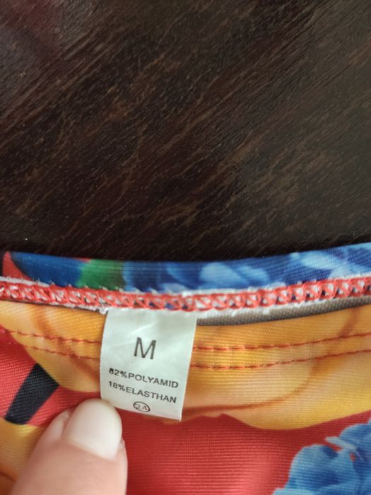 Bikini colorido com folhos