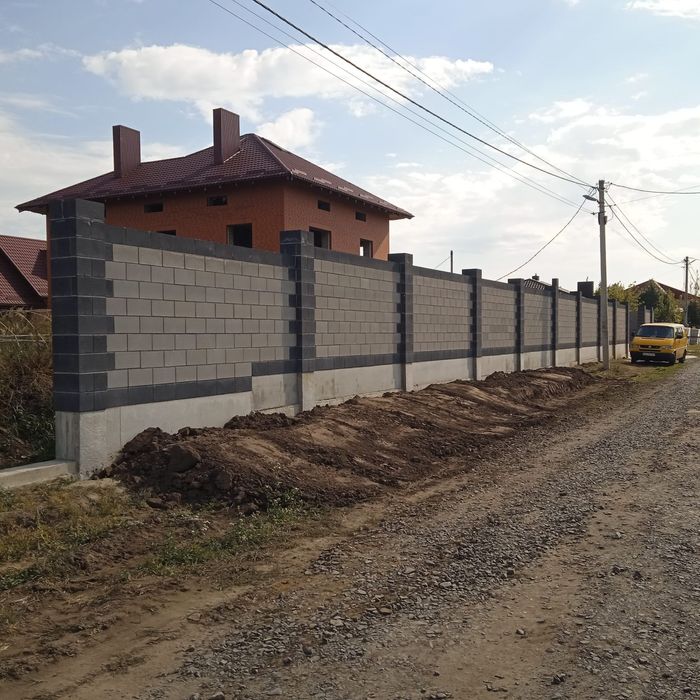 Будівельні роботи, паркан забор з блоків рваний камінь