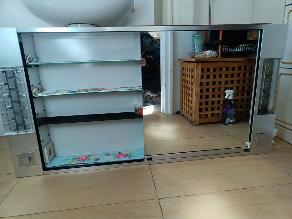 Półka łazienkowa z lustrami